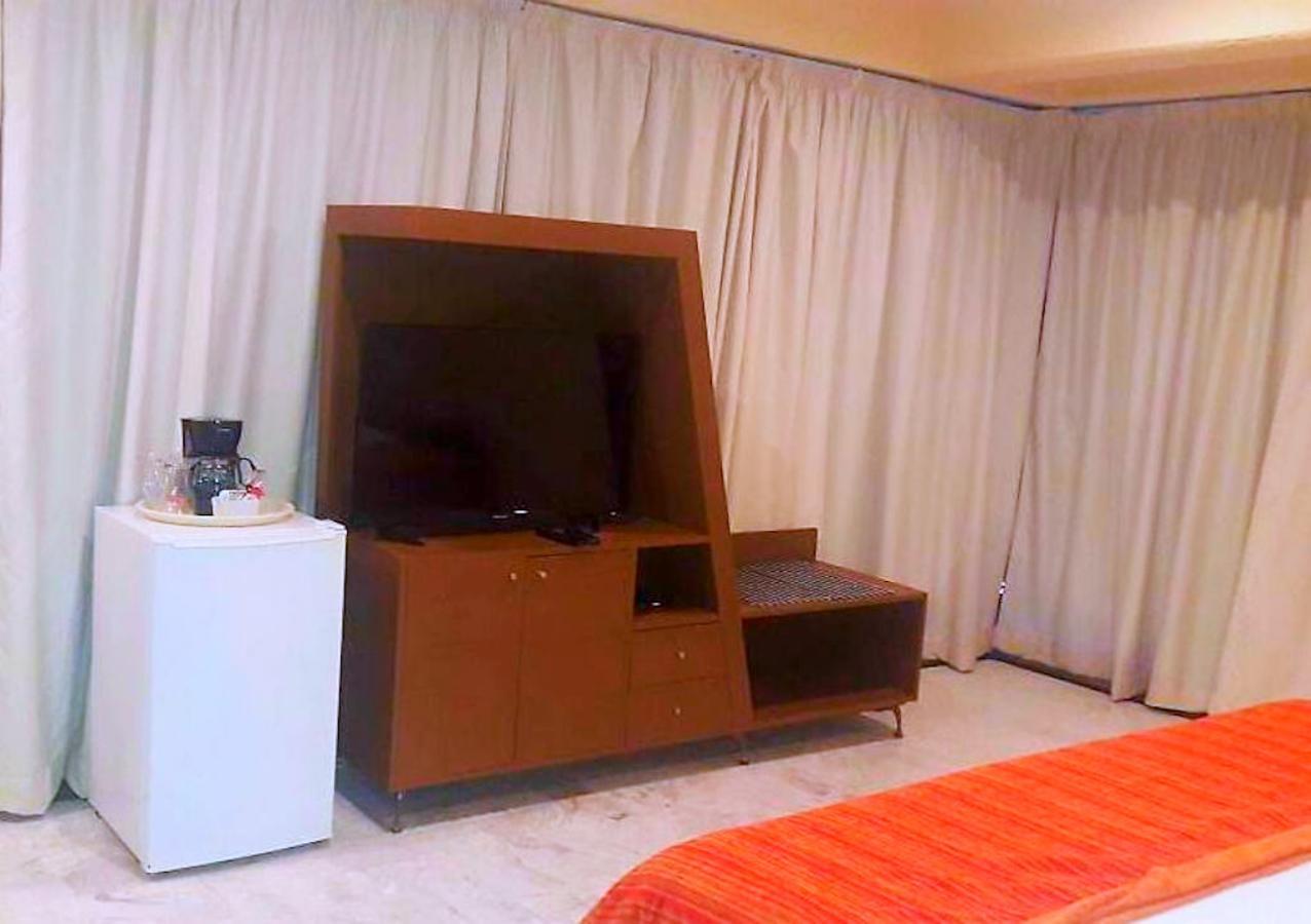 Hotel Versalles Suites Cancún Extérieur photo