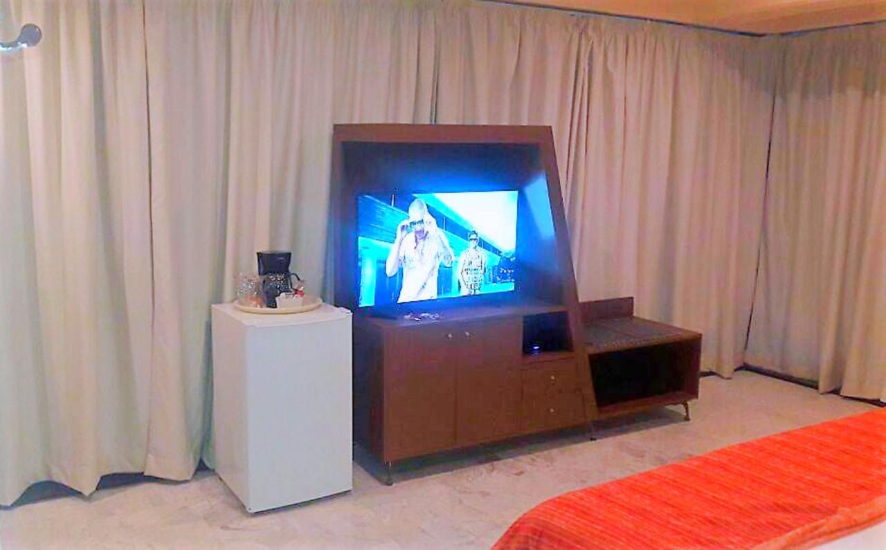 Hotel Versalles Suites Cancún Extérieur photo